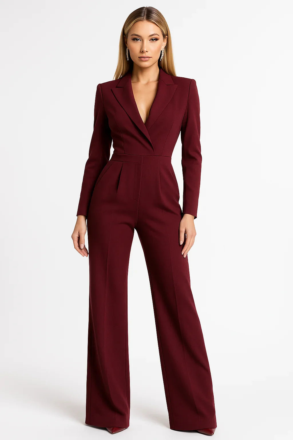 Combinaison femme blanche, col en V, jambes larges, en tissu léger et respirant pour un confort quotidien.