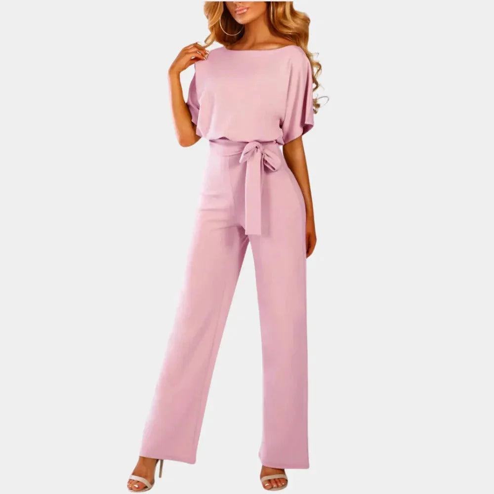 Combinaison femme abricot à jambes larges, ceinture à la taille et manches kimono en tissu léger.