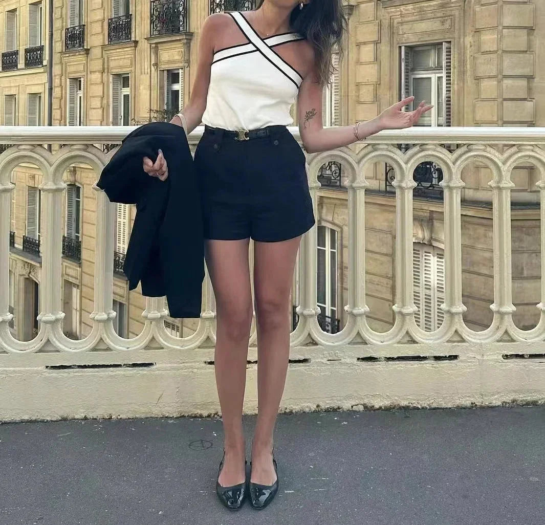 Débardeur femme en coton léger, bretelles croisées au dos, idéal pour les journées chaudes et le style décontracté.