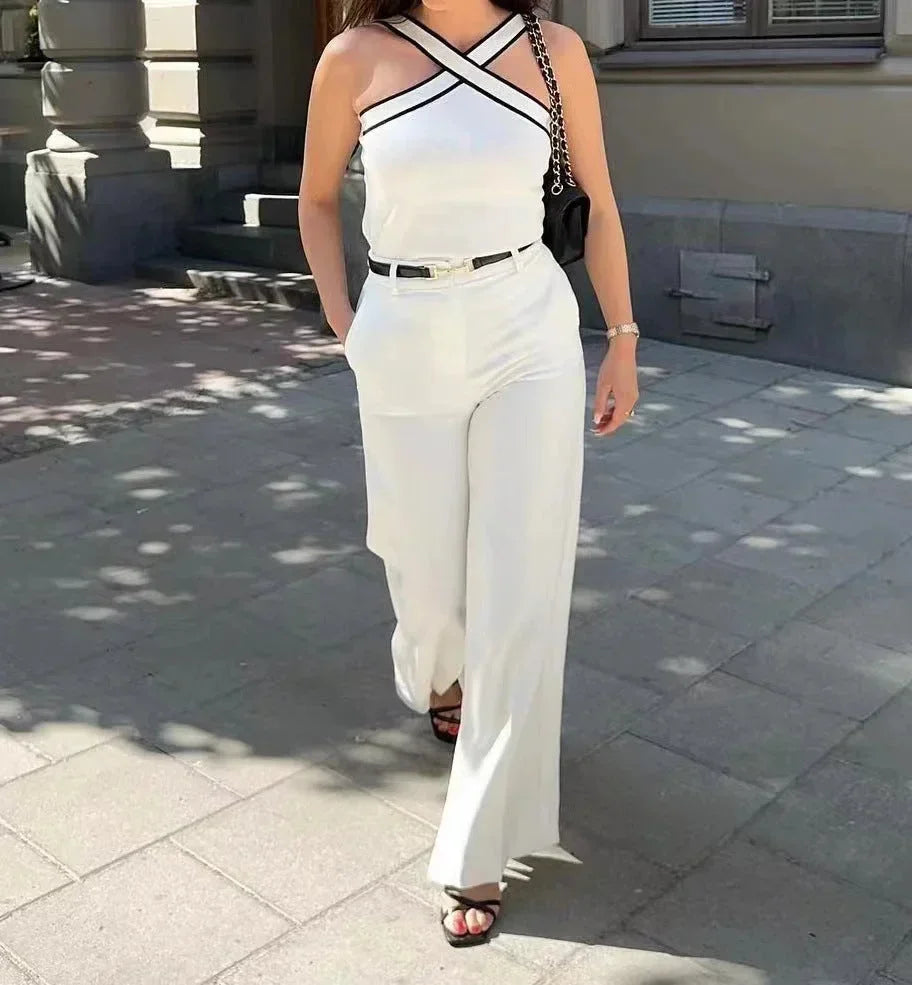 Débardeur femme en coton léger, avec bretelles croisées au dos et une coupe ajustée, idéal pour une tenue décontractée.