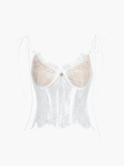 Débardeur blanc en tissu léger avec dentelle ajustable et fines bretelles, parfait pour un look décontracté.