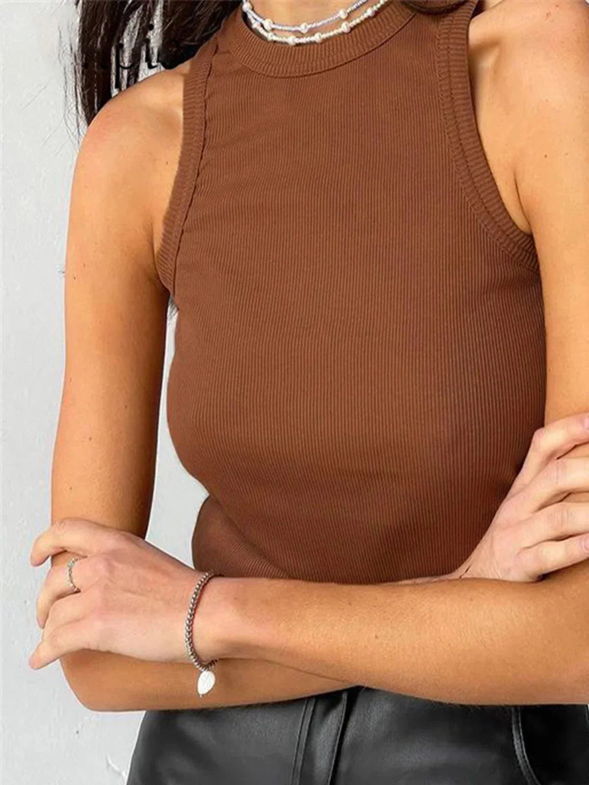 Débardeur femme sans manches en coton côtelé marron clair, ajustable et polyvalent pour un style décontracté.