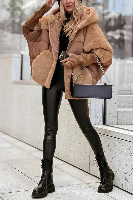 Veste marron pour femme, avec capuche, design moderne, matériau déperlant et poches pratiques.