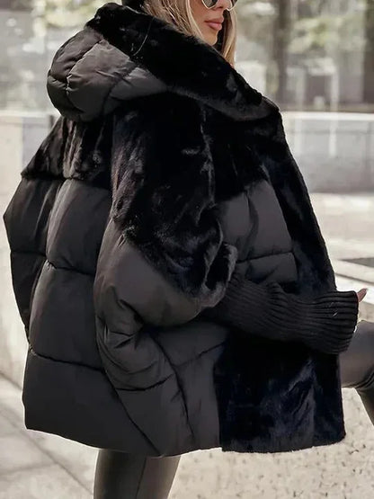 Veste marron pour femme avec capuche, en matériau déperlant, au design moderne et coupe sportive.