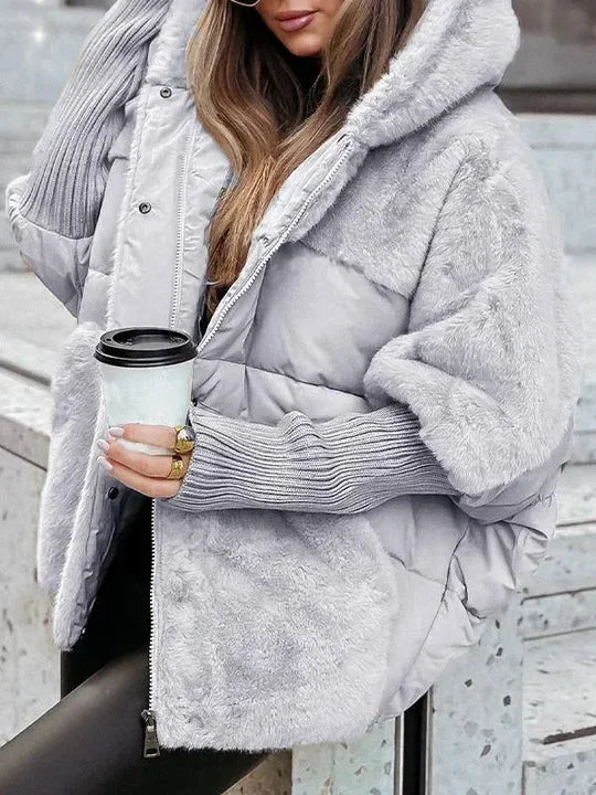 Veste beige pour femme avec capuche, coupe moderne et matériau isolant pour les journées d'hiver.