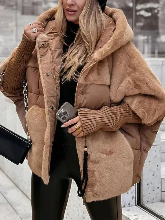 Veste marron pour femme avec capuche, design moderne, légère et offrant une bonne liberté de mouvement.