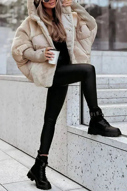 Veste beige pour femme avec capuche, design moderne en matériau léger et résistant.