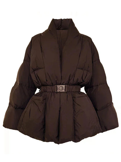 Doudoune femme noire avec ceinture et col montant, en nylon, conçue pour le confort et la chaleur.
