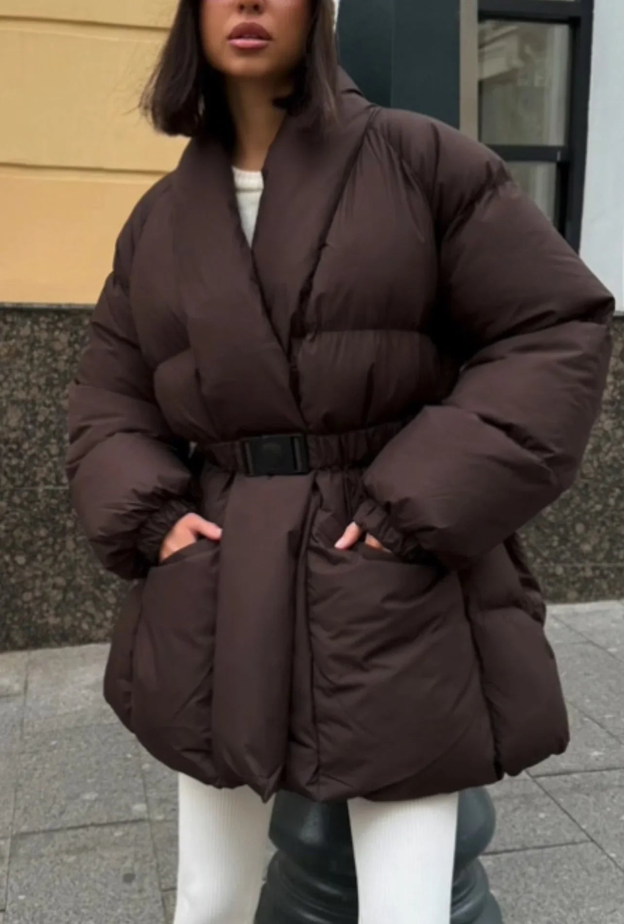 Doudoune femme crème avec ceinture, col montant, rembourrée et déperlant, adaptée pour les journées froides.