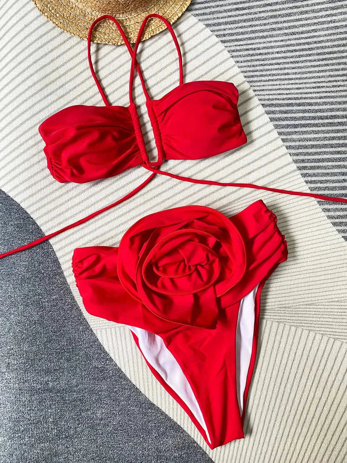 Ensemble bikini femme en polyester avec motifs floraux et lanières, offrant un style élégant et un confort optimal à la…