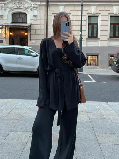 Ensemble beige avec cardigan ceinturé et pantalon tricoté, en matière douce et extensible.