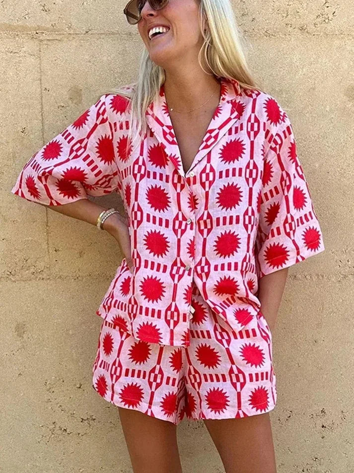 Ensemble chemise et short à manches courtes en coton rose, léger et confortable, parfait pour les journées ensoleillées.