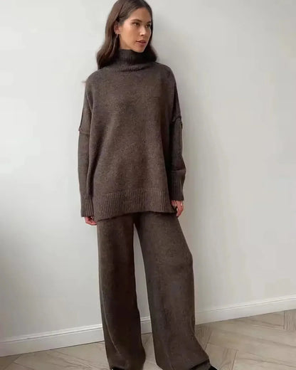 Ensemble marron à col roulé, coupe ample et confortable, adapté pour des occasions décontractées.