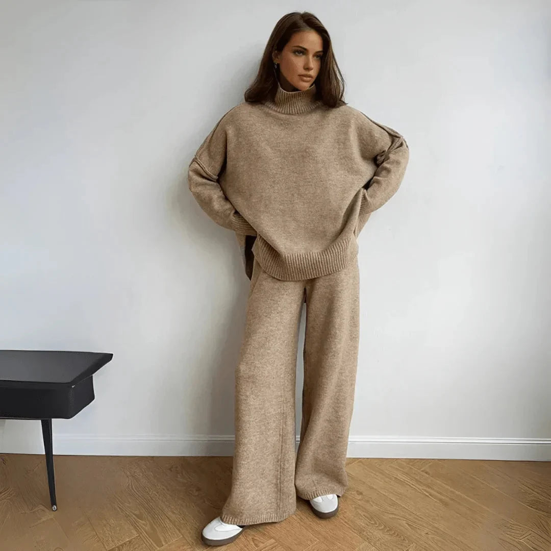 Ensemble beige pour femme, coupe ample, col roulé, en mélange de coton, adapté pour des occasions décontractées.