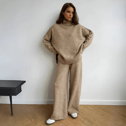 Ensemble beige pour femme, coupe ample, col roulé, en mélange de coton, adapté pour des occasions décontractées.