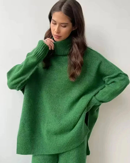 Ensemble vert femme à coupe ample, col roulé, en mélange de coton doux pour un confort optimal.