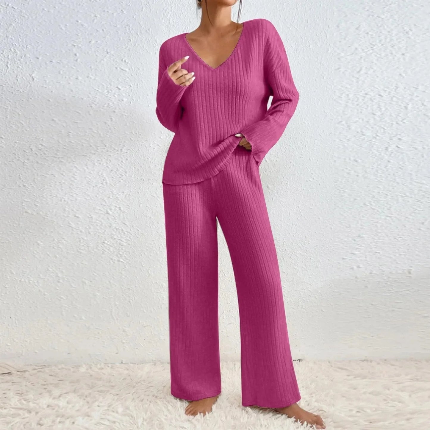 Ensemble femme noir, manches longues, col en V, en coton léger, parfait pour les journées décontractées.