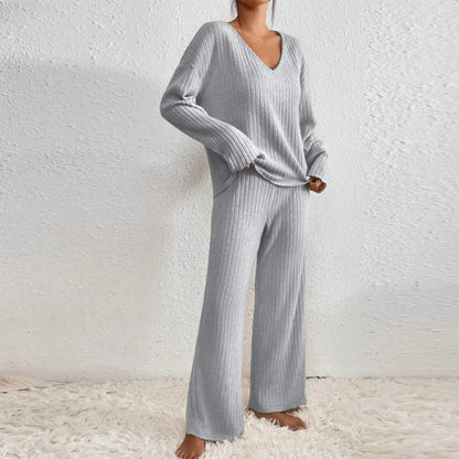 Ensemble femme noir à manches longues, col en V, en mélange de coton, adapté pour un usage quotidien.