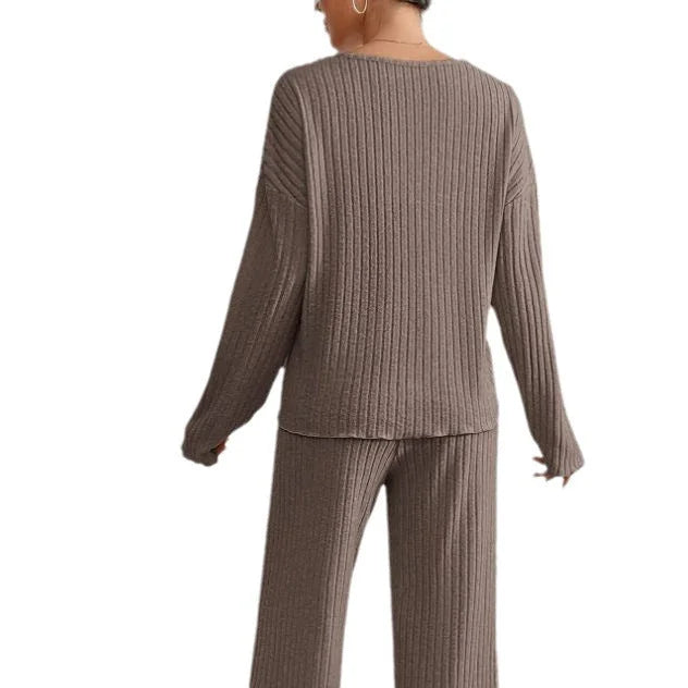Ensemble femme marron à manches longues, col en V, en mélange de coton doux, design moderne.
