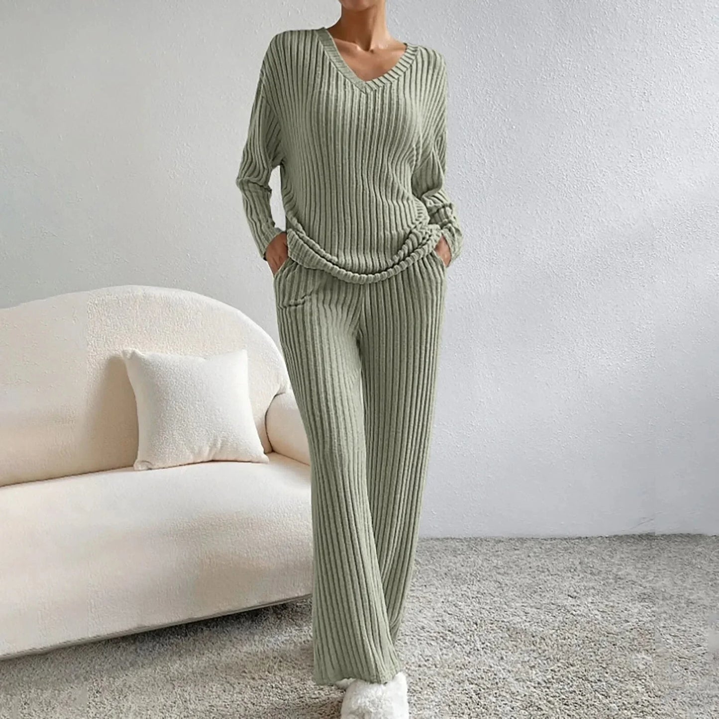 Ensemble femme noir à manches longues, col en V, en coton doux, adapté pour un usage quotidien.