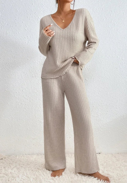 Ensemble femme beige à manches longues, col en V, en tissu doux, adapté pour le confort quotidien.