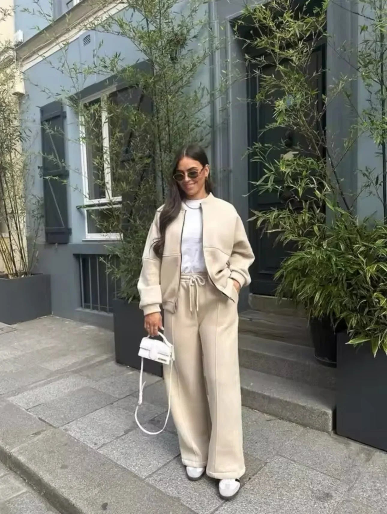 Ensemble de jogging femme gris avec veste ample à capuche et taille élastique.