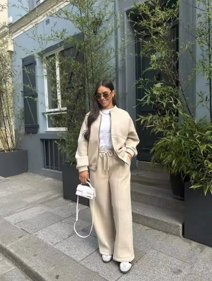 Ensemble de jogging femme gris avec veste ample à capuche et taille élastique.