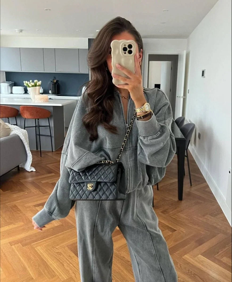 Ensemble de jogging femme beige avec veste ample et poignets élastiques, en matériau léger.
