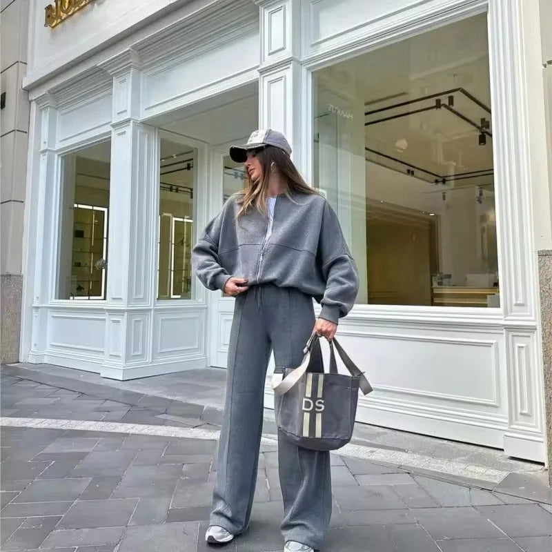 Ensemble de jogging femme beige avec veste ample et taille élastique en coton doux.