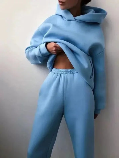 Ensemble deux pièces en tissu léger, comprenant une blouse ample et un pantalon décontracté, style contemporain, blanc.