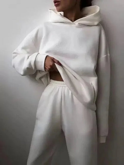 Ensemble deux pièces noir pour femmes, coupe ample, en tissu léger et respirant, design contemporain.