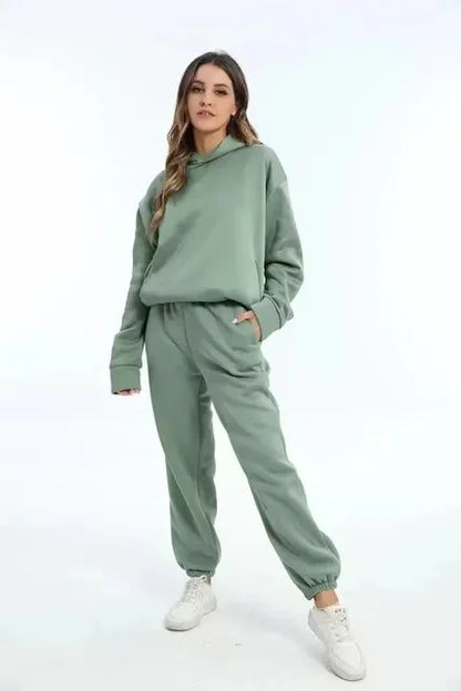 Ensemble deux pièces ample pour femmes en mélange de coton, coupe large et design contemporain. Couleur blanche.