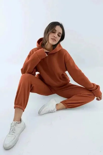 Ensemble deux pièces ample pour femmes en rose, en tissu respirant avec un design moderne et une coupe décontractée.