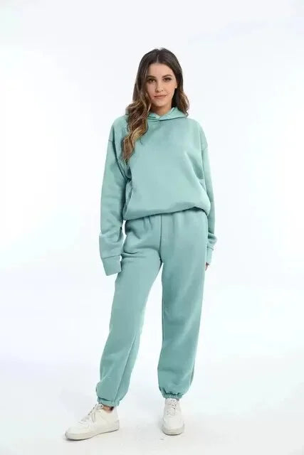 Ensemble deux pièces ample pour femmes en rose, design contemporain, coupe décontractée et tissu respirant.