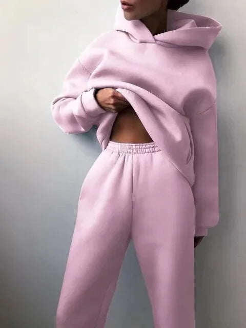 Ensemble deux pièces ample pour femmes en noir, coupe décontractée avec imprimés modernes, adapté pour le quotidien.
