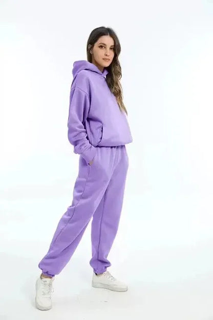 Ensemble deux pièces ample pour femmes en mélange de coton léger, design moderne et décontracté, couleur blanche.