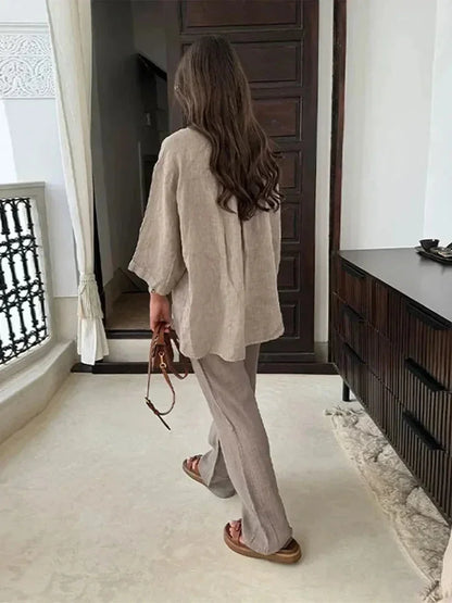 Ensemble deux pièces femme en coton doux, style décontracté avec coupe moderne et couleurs variées pour un look polyvalent.