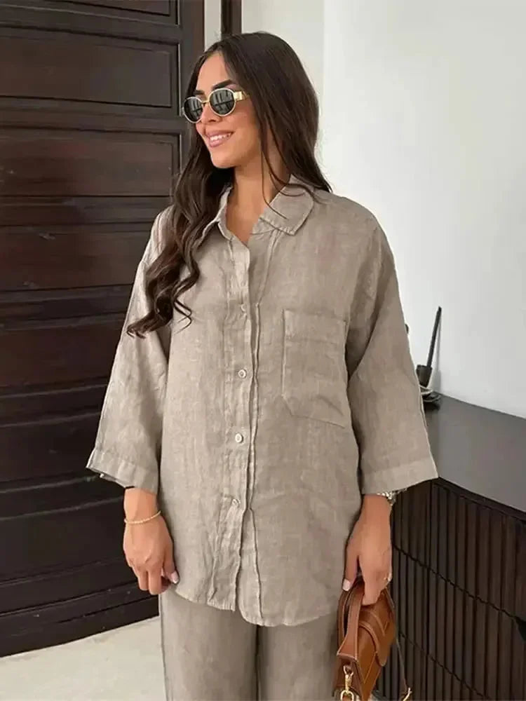 Ensemble deux pièces femme gris en tissu doux, avec un design polyvalent pour un confort au quotidien.