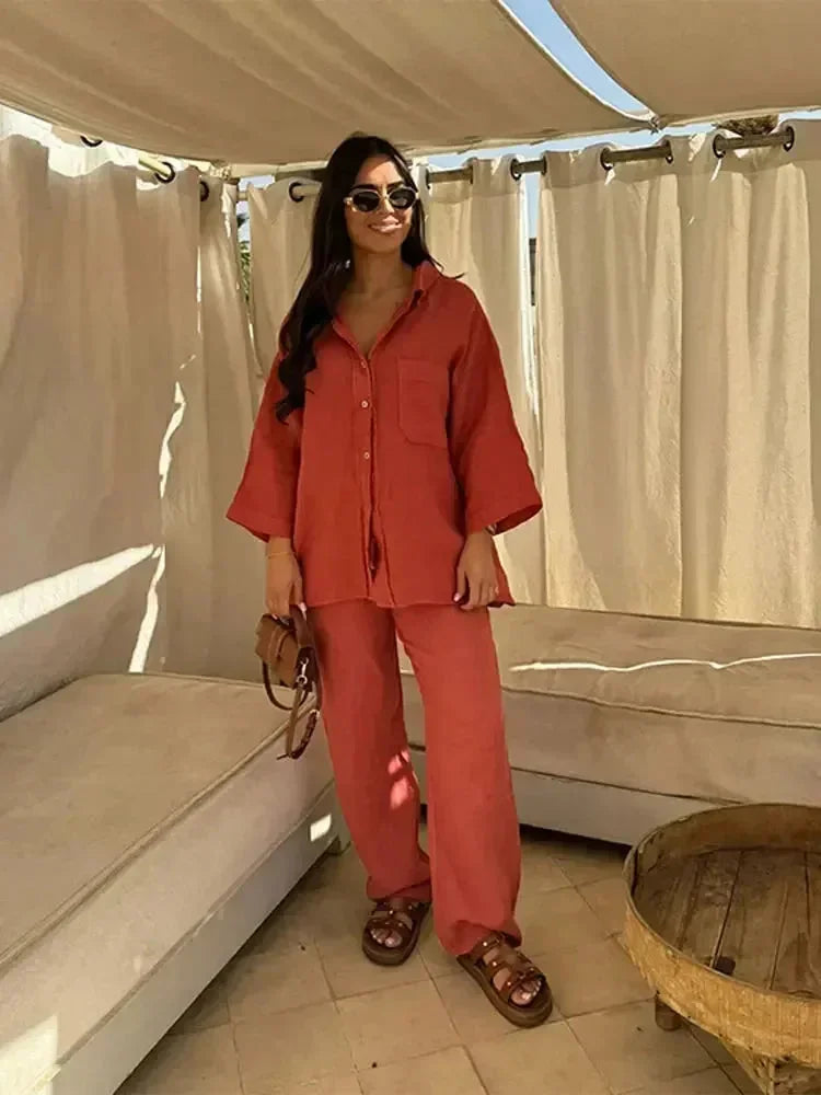 Ensemble deux pièces femme rouge en tissu doux, design classique avec coupe ajustée pour un style polyvalent.