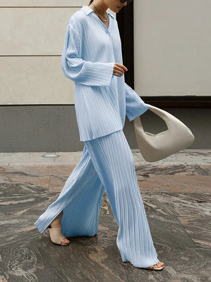 Ensemble deux pièces plissé noir pour femme, coupe décontractée avec un design élégant.