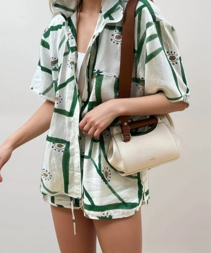 Ensemble d'été pour femme, en coton léger, imprimé vert et blanc, avec une coupe décontractée et des détails estivaux.