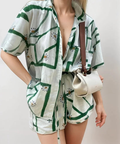 Ensemble d'été femme en coton léger, à motifs verts et blancs, idéal pour la chaleur estivale et le confort quotidien.
