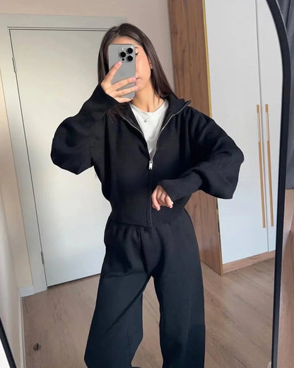 Ensemble femme blanc avec fermeture éclair, en tricot doux, conçu pour le confort et les looks décontractés.