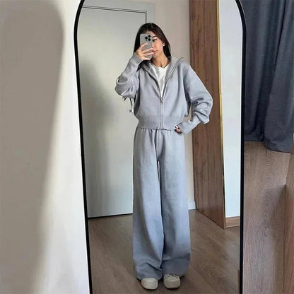 Ensemble détente femme gris en tricot doux avec fermeture éclair, conçu pour un confort quotidien.