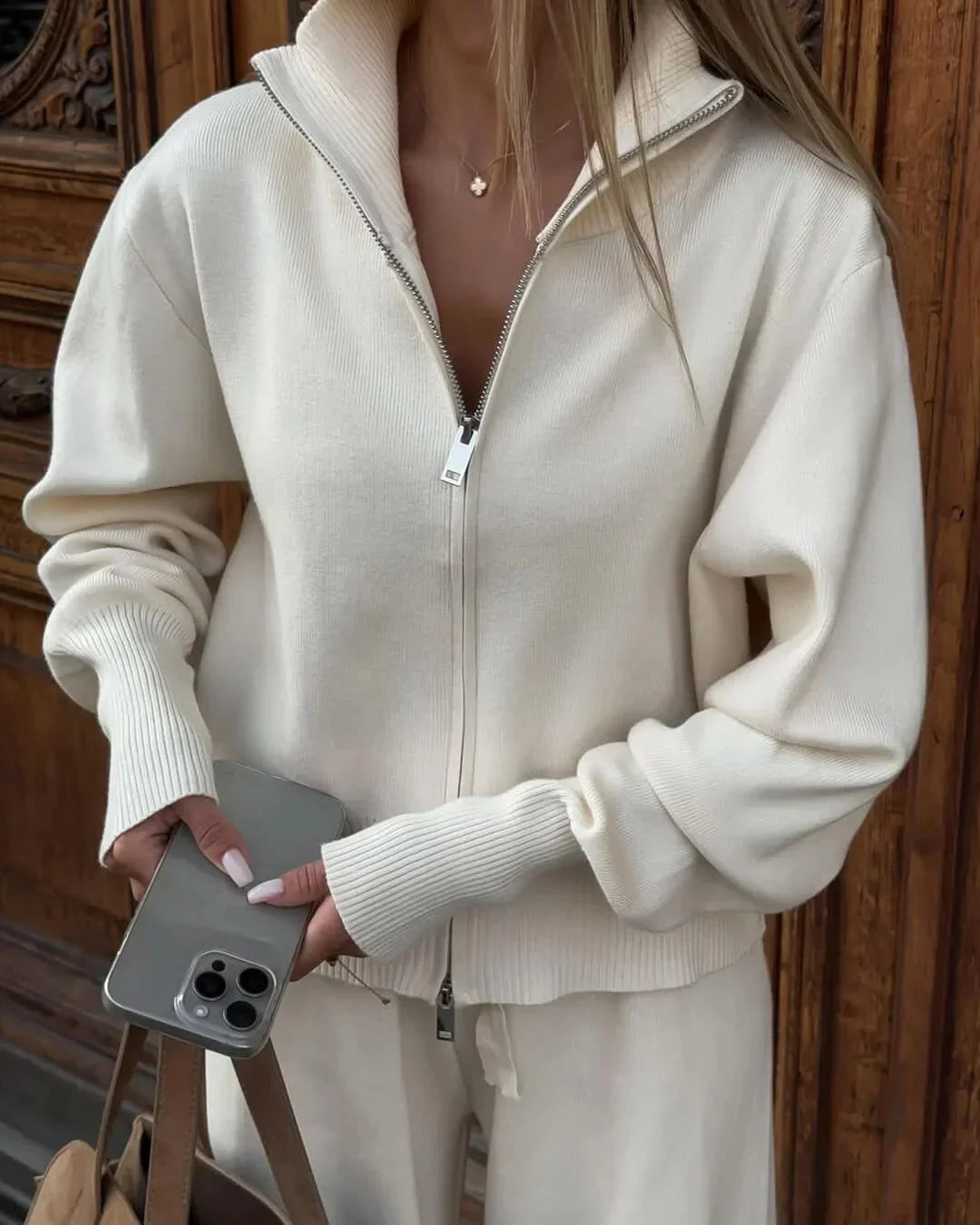 Ensemble détente femme en tricot doux, blanc, avec fermeture éclair et design décontracté.