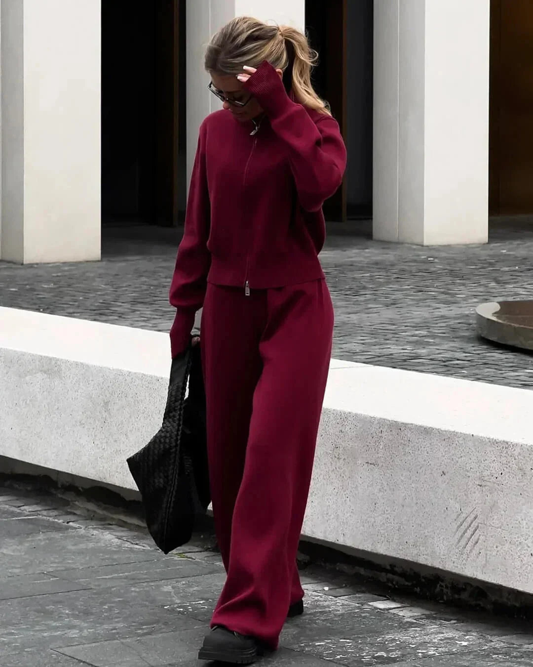 Ensemble détente femme gris en tricot doux, avec fermeture éclair et design confortable pour la maison ou les sorties.