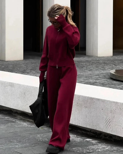 Ensemble détente femme gris en tricot doux, avec fermeture éclair et design confortable pour la maison ou les sorties.
