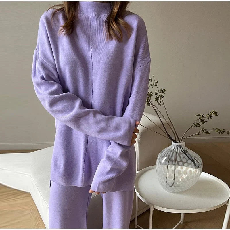 Ensemble femme beige en coton respirant, coupe décontractée avec détails élégants.