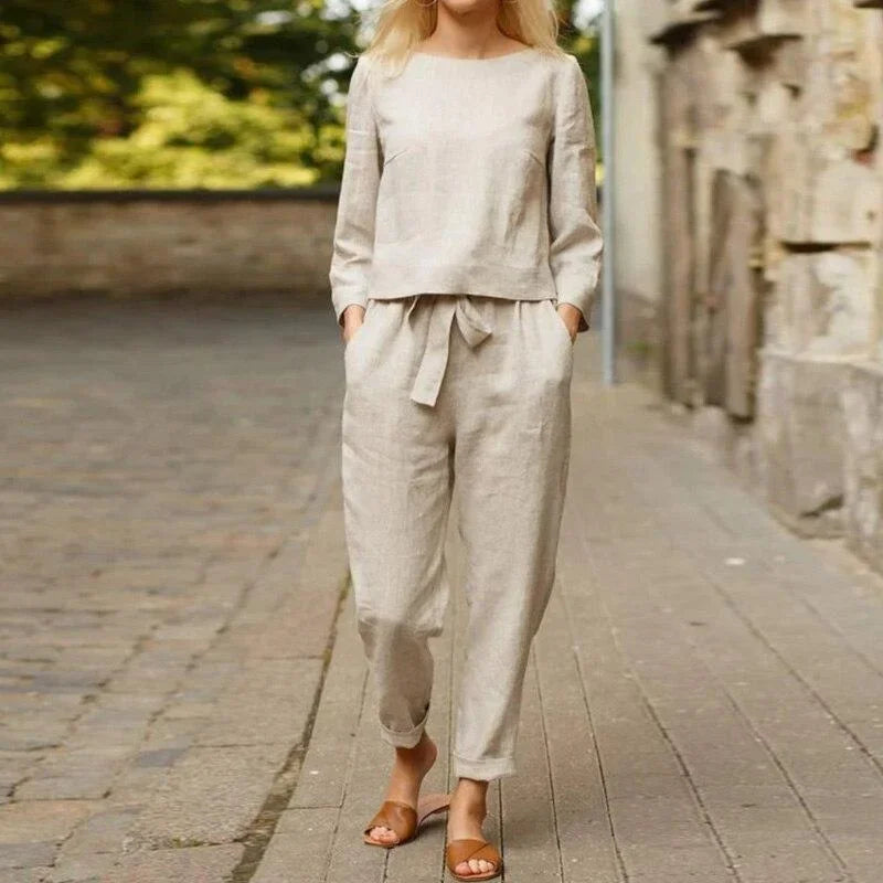 Ensemble détente femme beige en lin léger, composé d'un haut à manches courtes et d'un pantalon fluide, idéal pour le…