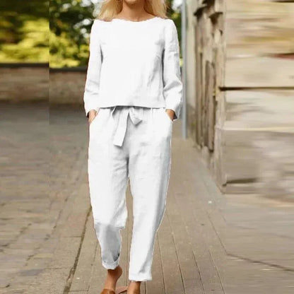 Ensemble détente femme deux pièces en lin léger blanc, comprenant un haut sans manches et un pantalon fluide, idéale pour…
